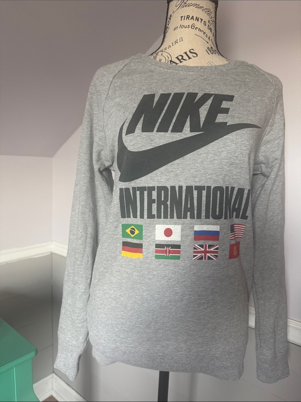 Nike Gray Crewneck Sweatshirt with International Flag Graphics Size XS